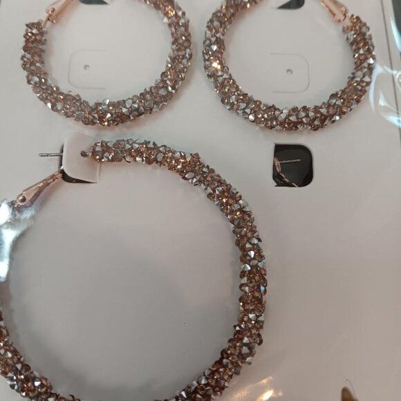 Une Douce 2 Pairs of Sparkly Hoop Earring. NIB. Light Pink & Gold in Color. - Picture 3 of 3